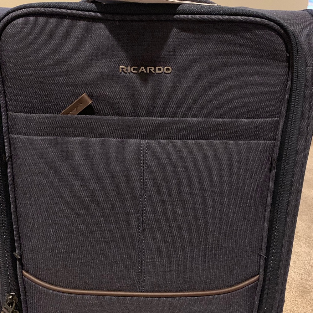 Carry on luggage spinner